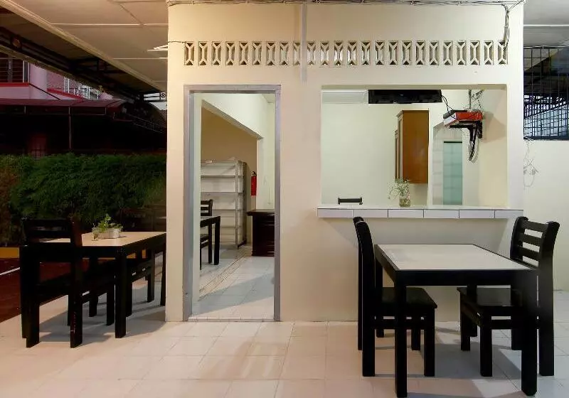 ホテル Oyo 1332 Almonsari Residence
