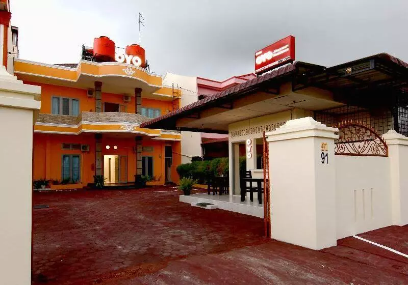 ホテル Oyo 1332 Almonsari Residence