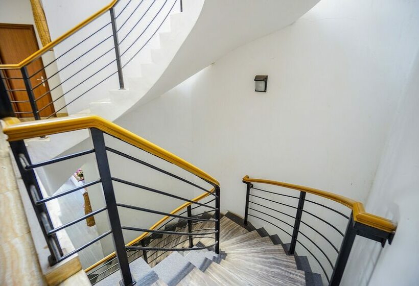 فندق Oyo 1573 Mahera Residence