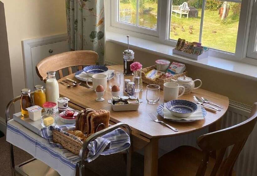 تختخواب و صبحانه Lancasters Cottage