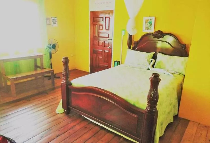 تختخواب و صبحانه Toga Guest House