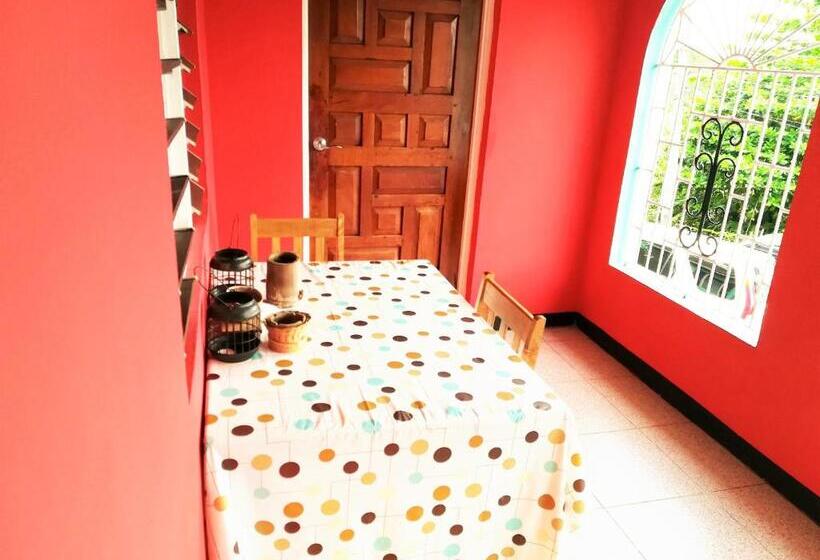 تختخواب و صبحانه Toga Guest House