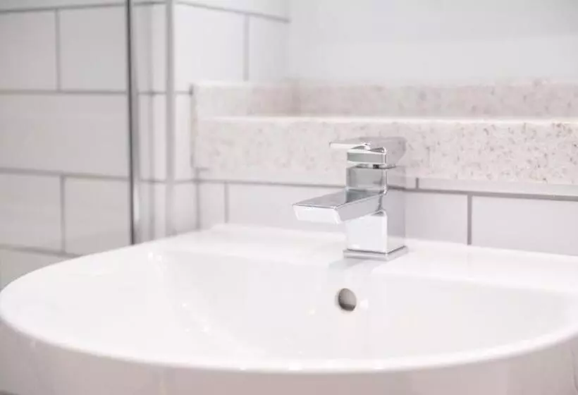 Hotelli The Merlin By Innkeeper S Collection