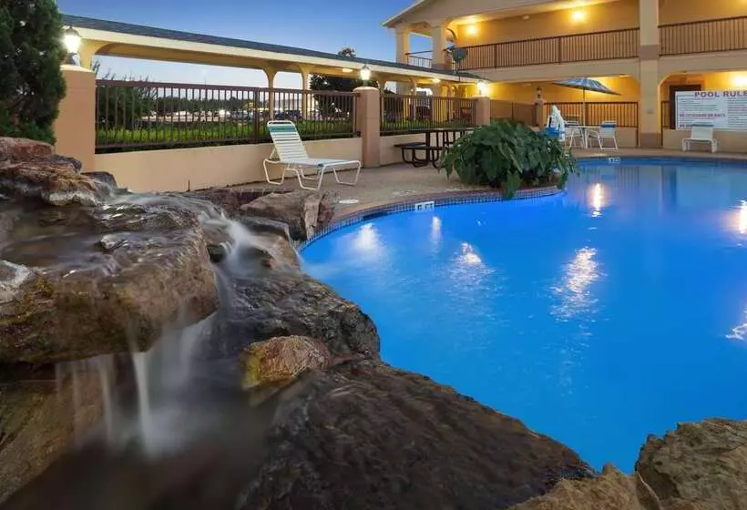 בית מלון כפרי Best Western Angleton Inn