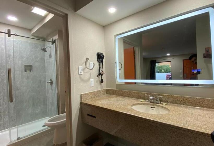 Szálloda Brentwood Inn & Suites