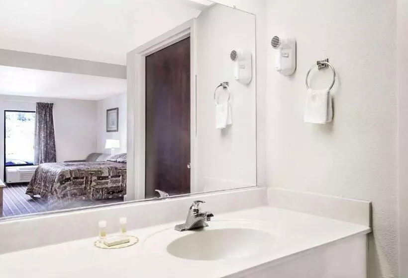 هتل Brentwood Inn & Suites