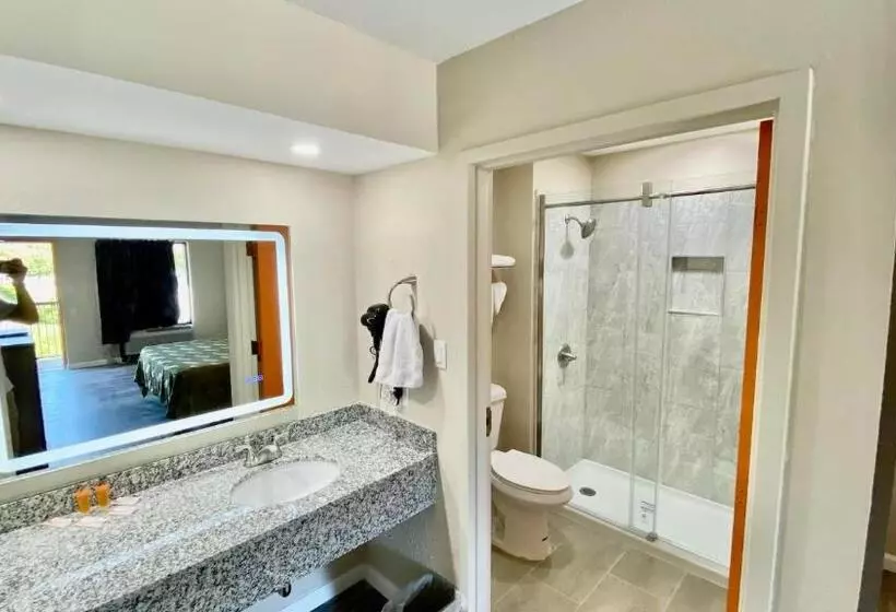 هتل Brentwood Inn & Suites