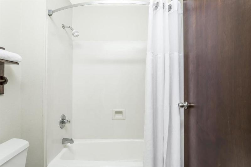 Szálloda Brentwood Inn & Suites