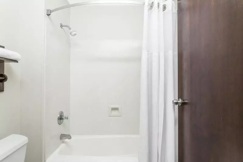 هتل Brentwood Inn & Suites