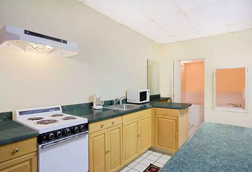 هتل Days Inn By Wyndham Bristol Parkway