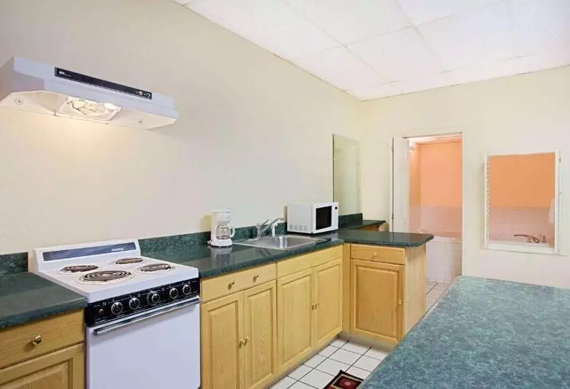 هتل Days Inn By Wyndham Bristol Parkway