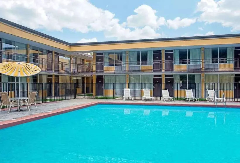 هتل Days Inn By Wyndham Bristol Parkway