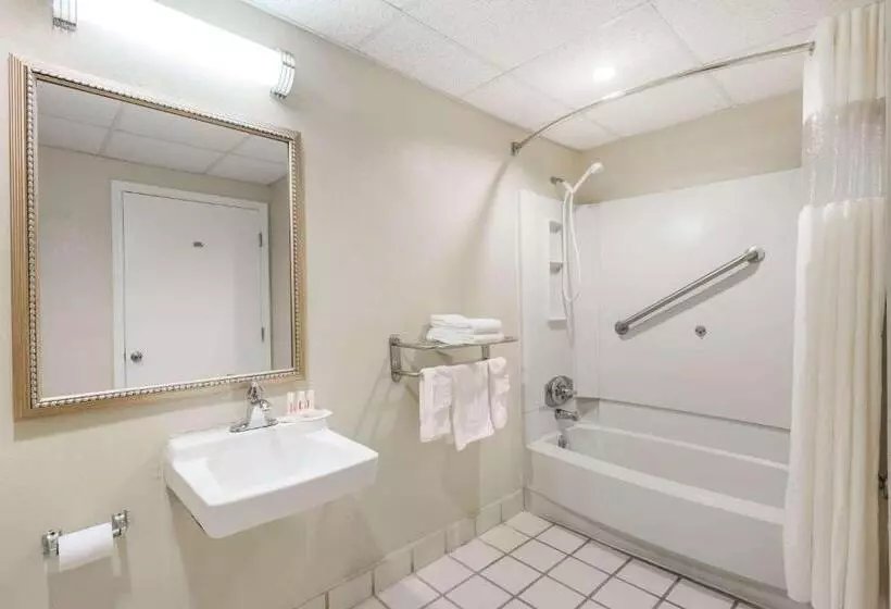 בית מלון כפרי Days Inn By Wyndham Orangeburg