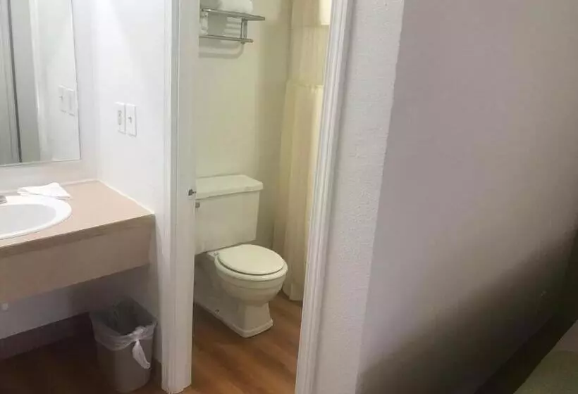 Motel 6 Centralia, WA - East