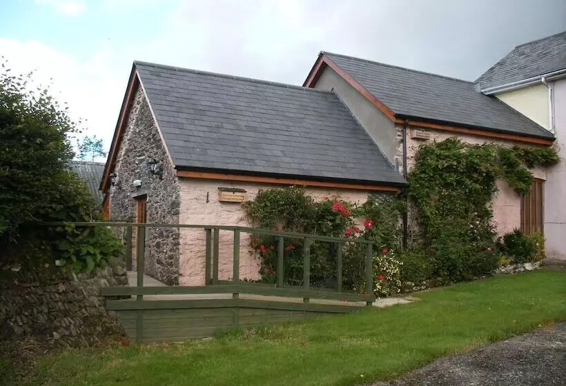 Majatalo Blindwell Farm