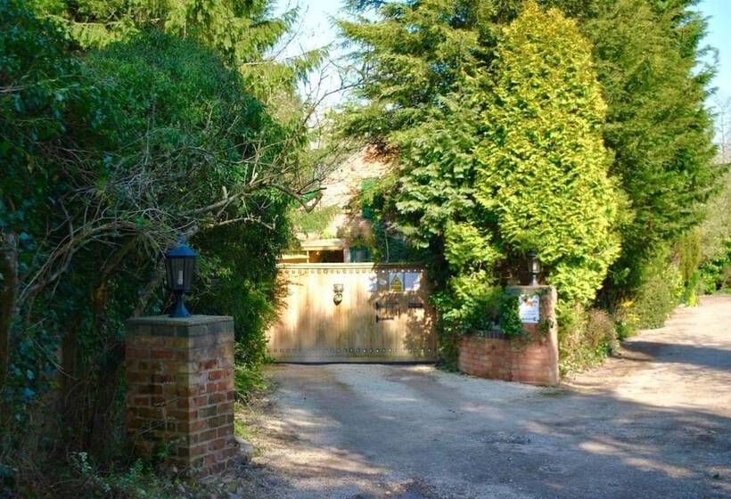 Squirrel Barn. Hi Spec. Hot Tub & Wifi. Sleeps 14