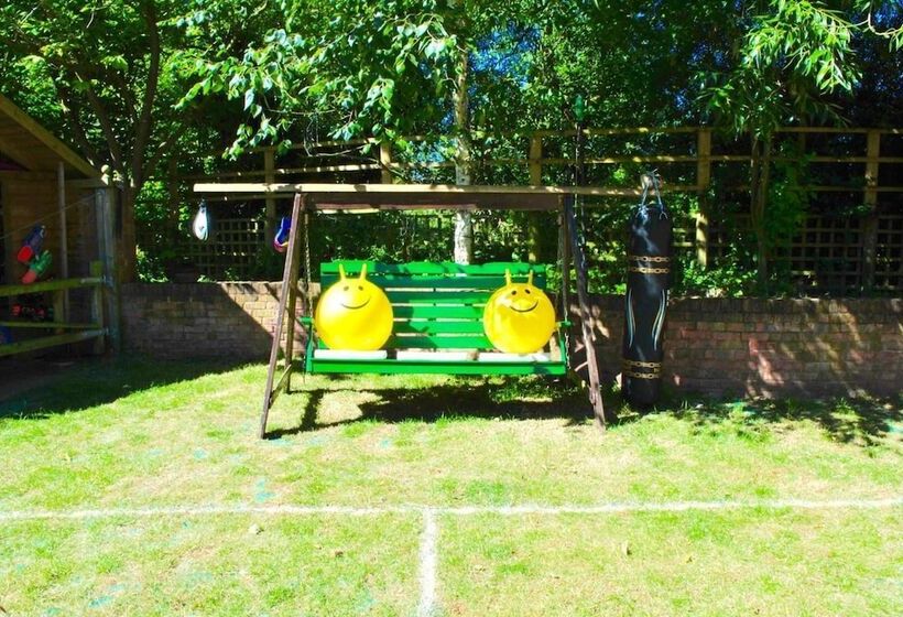 Squirrel Barn. Hi Spec. Hot Tub & Wifi. Sleeps 14