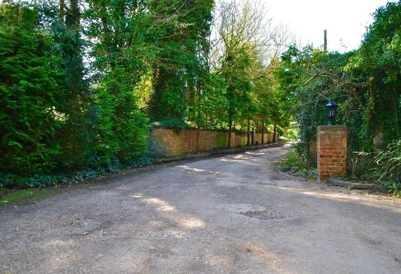 Squirrel Barn. Hi Spec. Hot Tub & Wifi. Sleeps 14