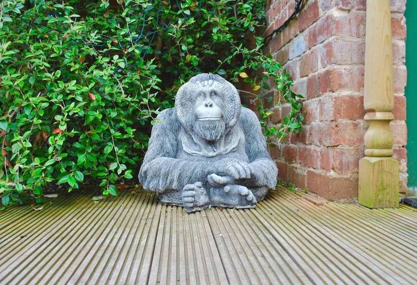 Squirrel Barn. Hi Spec. Hot Tub & Wifi. Sleeps 14