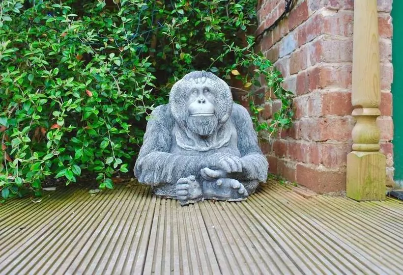 Squirrel Barn. Hi Spec. Hot Tub & Wifi. Sleeps 14