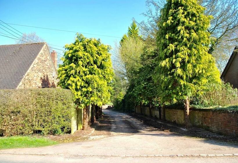 Squirrel Barn. Hi Spec. Hot Tub & Wifi. Sleeps 14