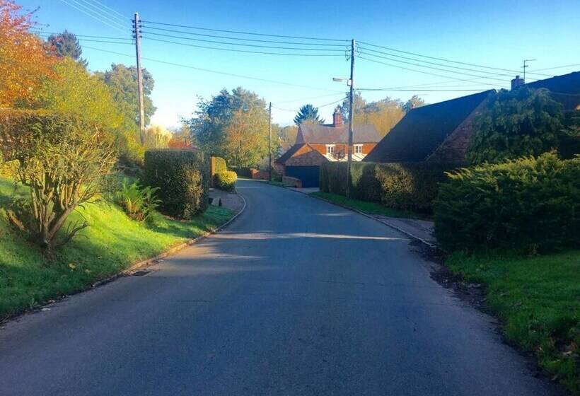 Squirrel Barn. Hi Spec. Hot Tub & Wifi. Sleeps 14