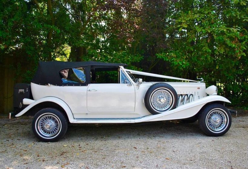 Squirrel Barn. Hi Spec. Hot Tub & Wifi. Sleeps 14