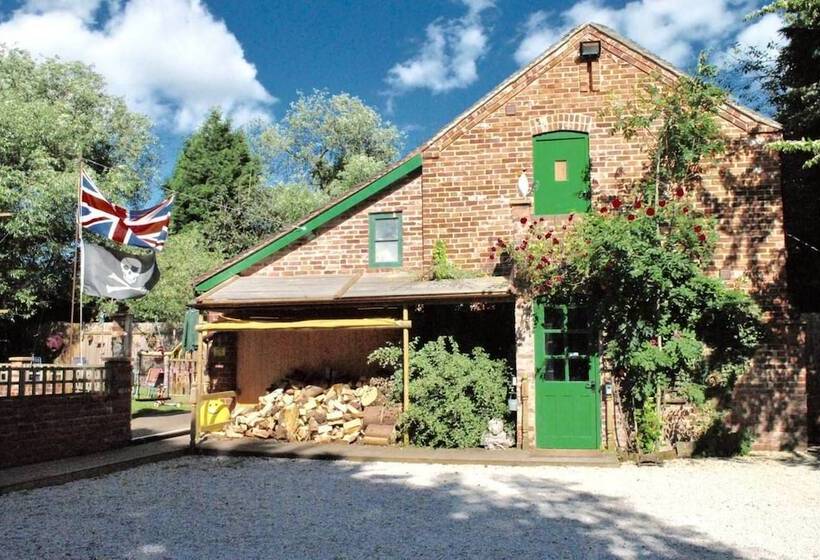 Squirrel Barn. Hi Spec. Hot Tub & Wifi. Sleeps 14