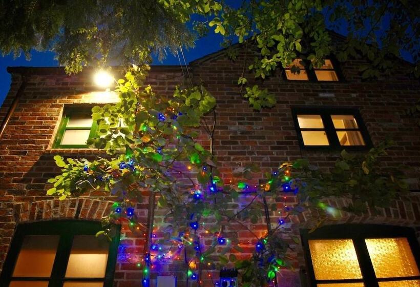 Squirrel Barn. Hi Spec. Hot Tub & Wifi. Sleeps 14