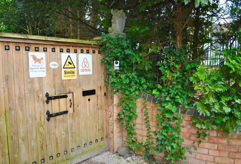 Squirrel Barn. Hi Spec. Hot Tub & Wifi. Sleeps 14