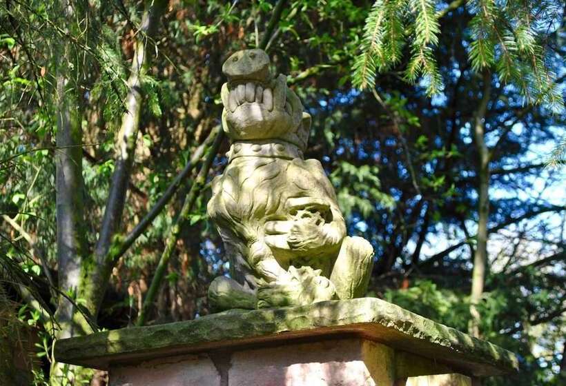 Squirrel Barn. Hi Spec. Hot Tub & Wifi. Sleeps 14