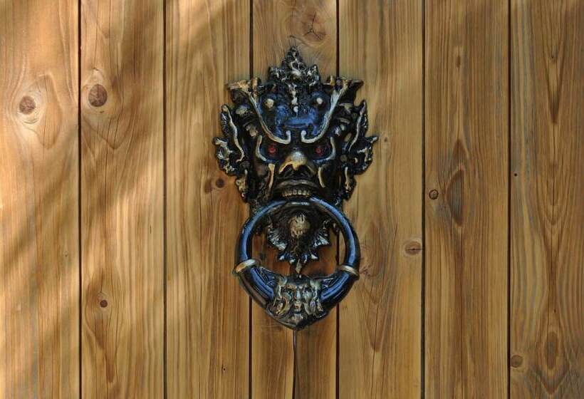 Squirrel Barn. Hi Spec. Hot Tub & Wifi. Sleeps 14