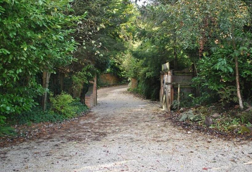 Squirrel Barn. Hi Spec. Hot Tub & Wifi. Sleeps 14