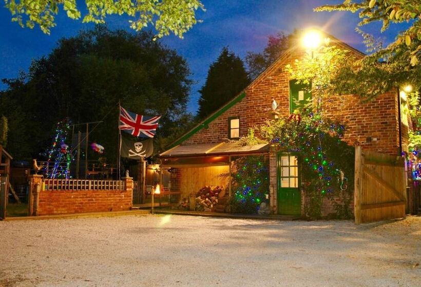 Squirrel Barn. Hi Spec. Hot Tub & Wifi. Sleeps 14