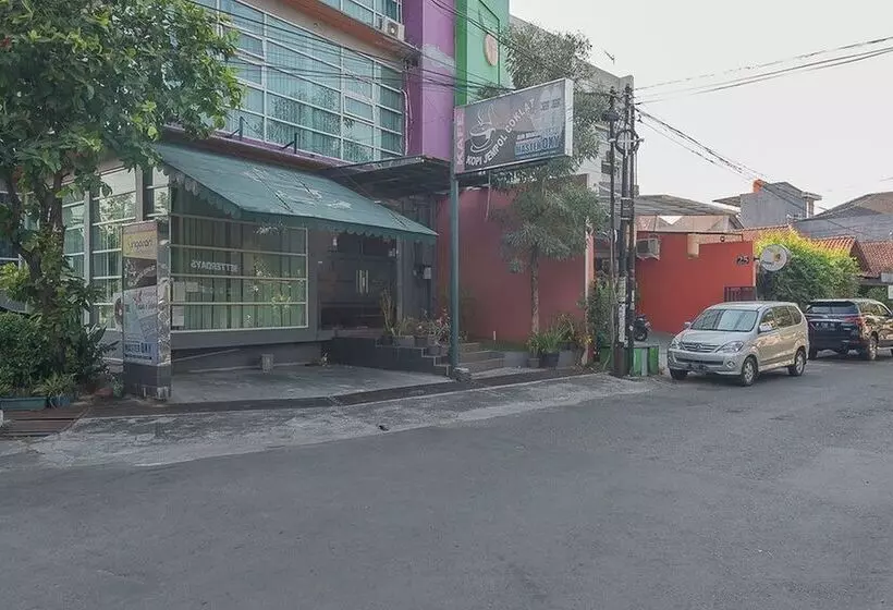ホテル Reddoorz Plus Near Undip Pleburan