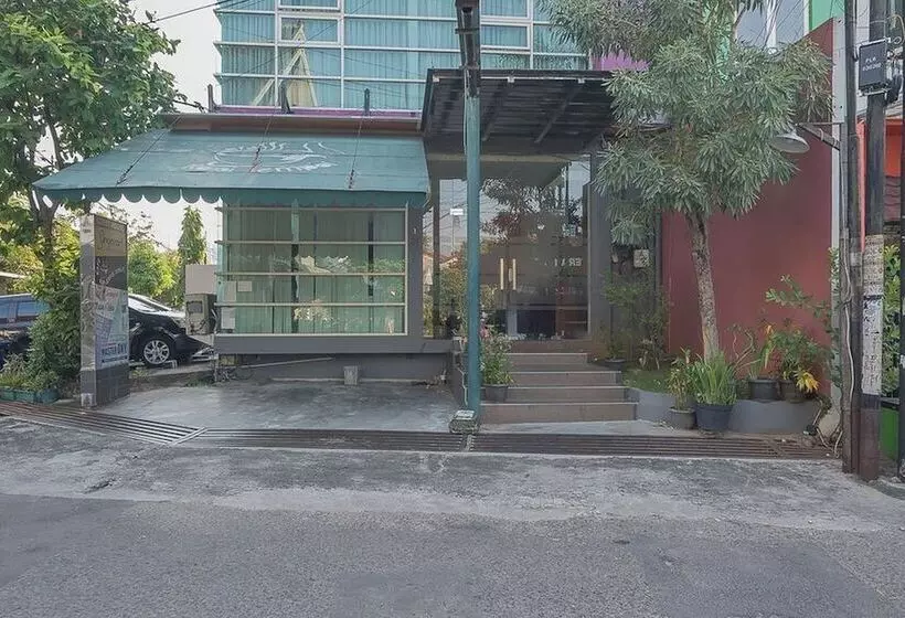 ホテル Reddoorz Plus Near Undip Pleburan