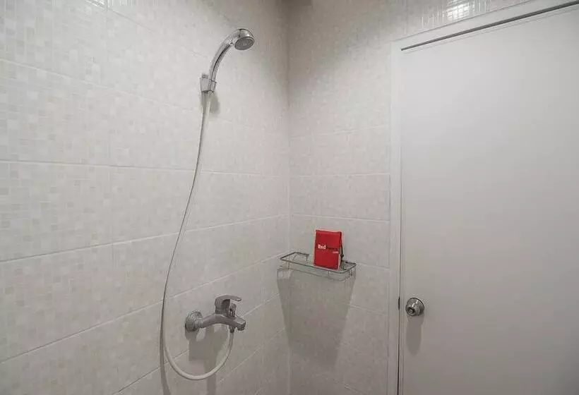 ホテル Reddoorz Plus Near Undip Pleburan