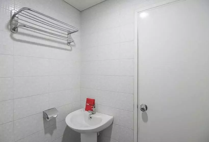ホテル Reddoorz Plus Near Undip Pleburan