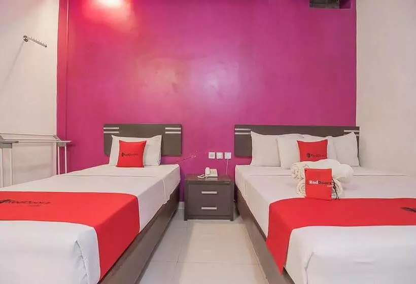 ホテル Reddoorz Plus Near Undip Pleburan