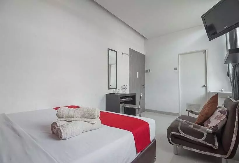 ホテル Reddoorz Plus Near Undip Pleburan