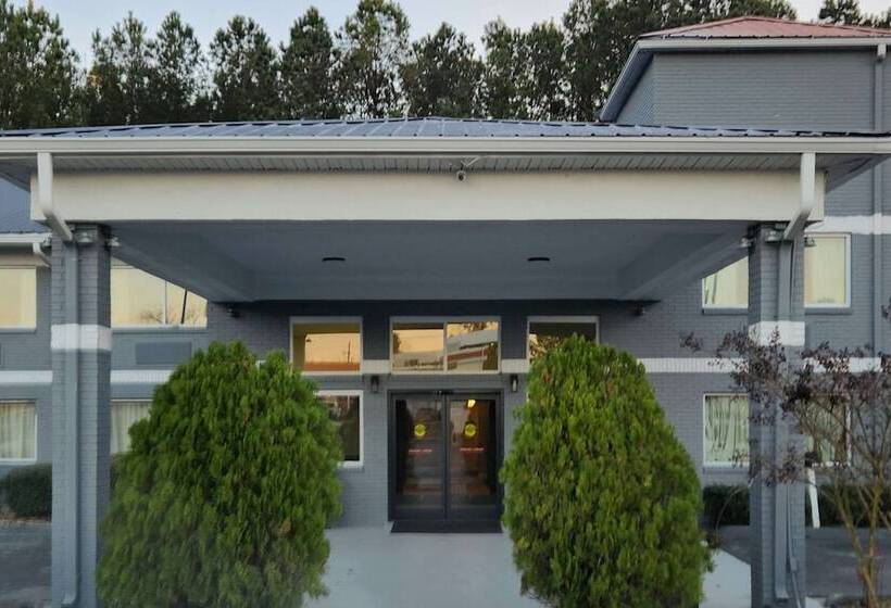 فندق Econo Lodge Inn & Suites