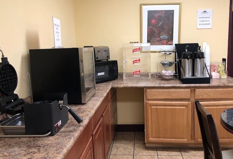 فندق Econo Lodge Inn & Suites