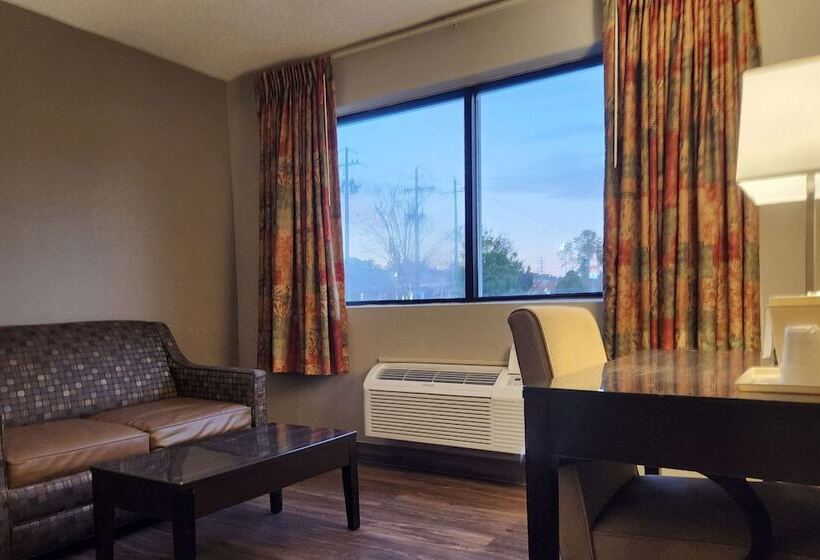 فندق Econo Lodge Inn & Suites