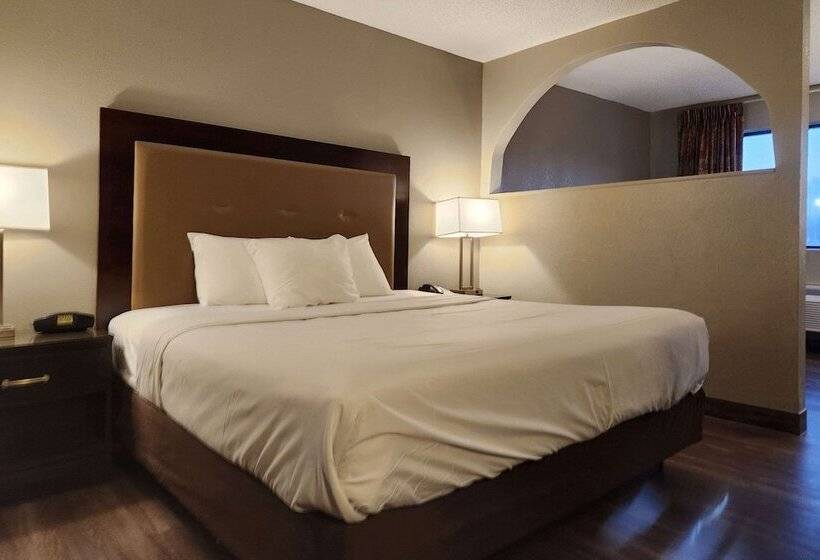 فندق Econo Lodge Inn & Suites