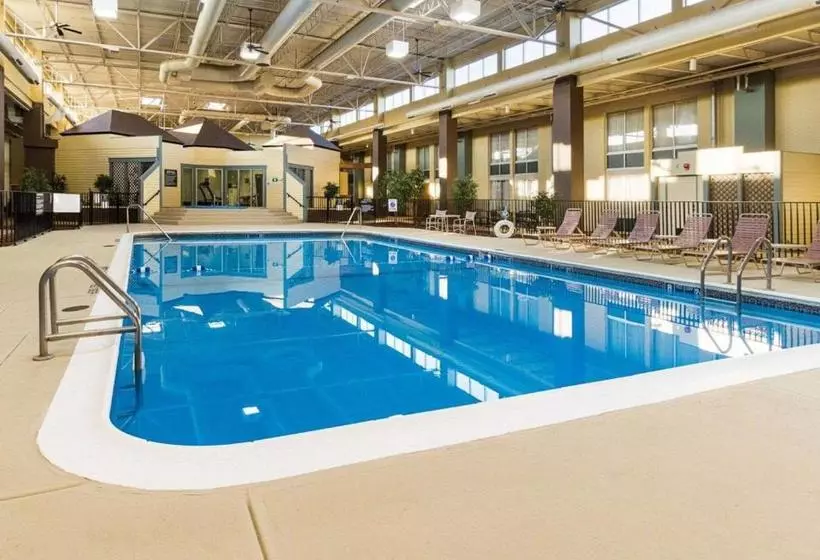 هتل Comfort Inn & Suites Airport