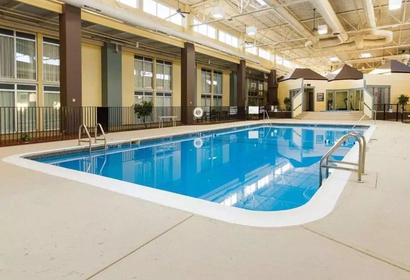 هتل Comfort Inn & Suites Airport