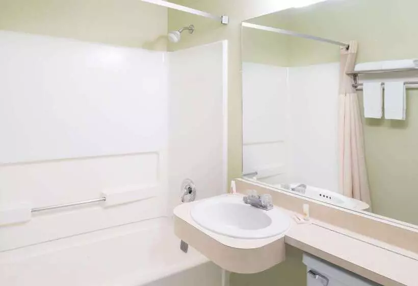 Отель Days Inn By Wyndham Henrietta/rochester Area