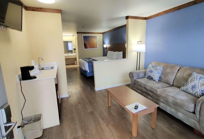 Отель Days Inn By Wyndham Suites Fredericksburg