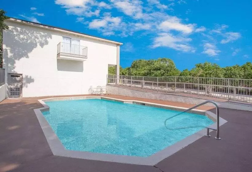 בית מלון כפרי Days Inn By Wyndham Suites Fredericksburg