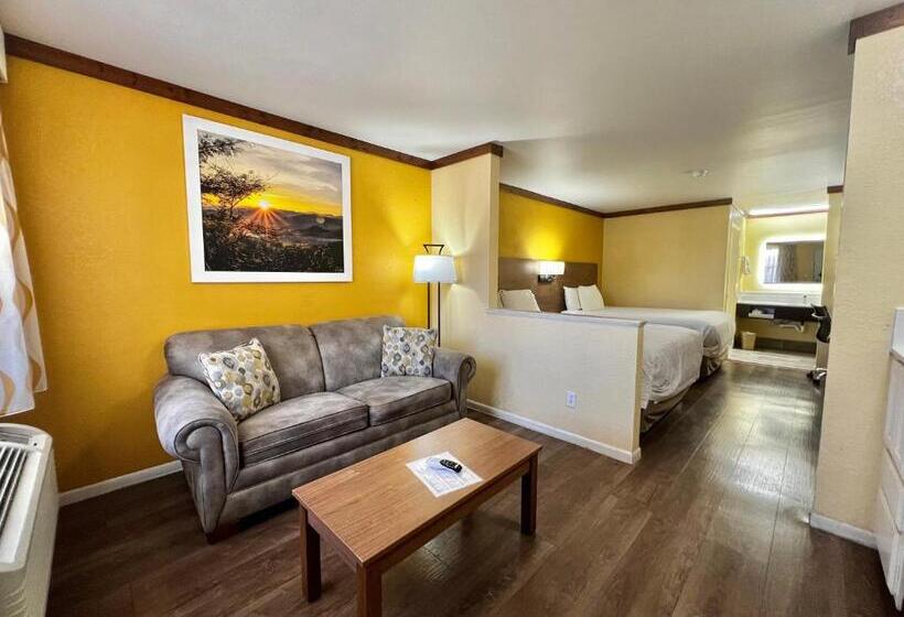 Отель Days Inn By Wyndham Suites Fredericksburg